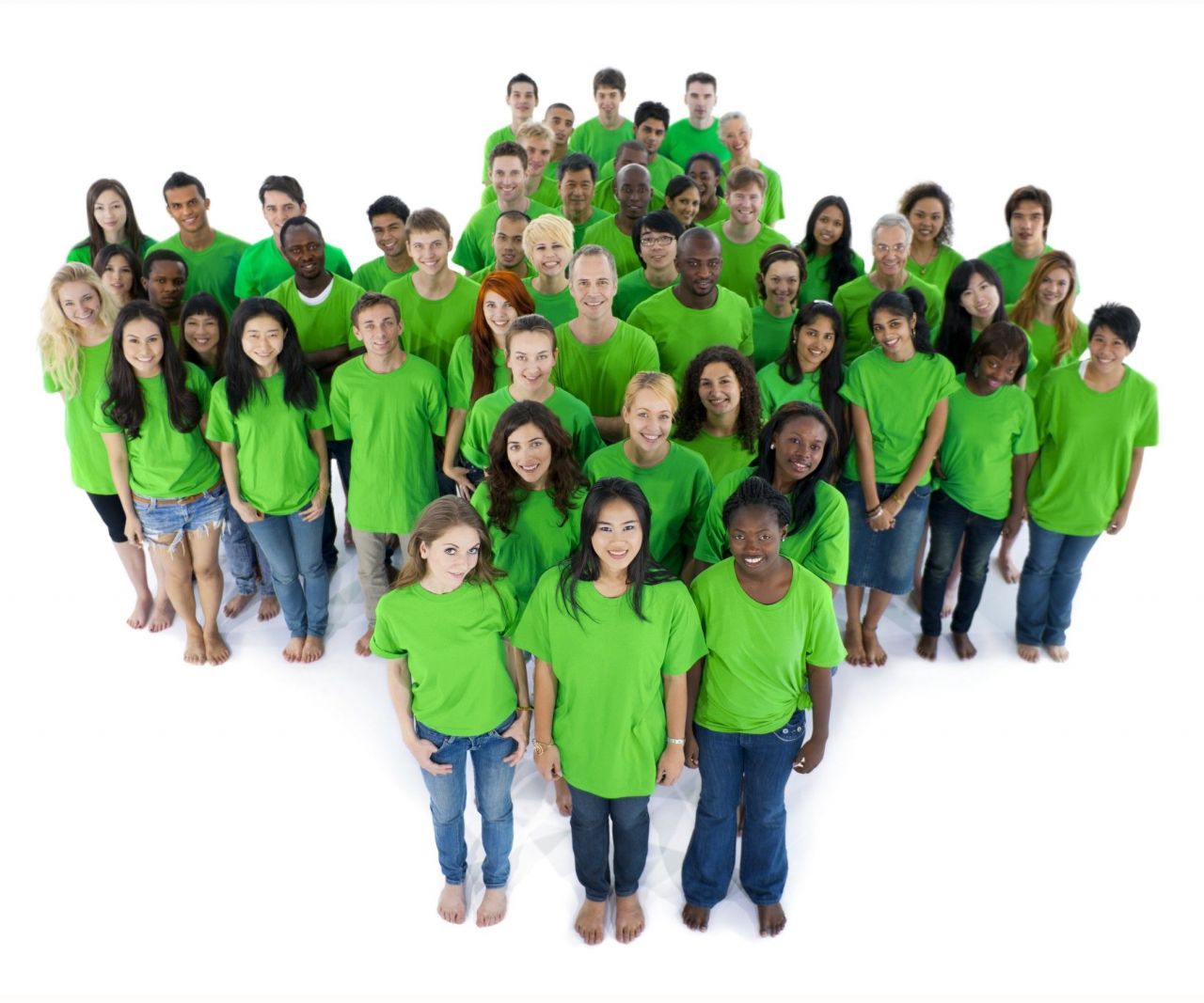 Семь зеленых людей. Много людей. Много люди в зелёных футболках. Толпа детей. Толпа в зеленом цвете.